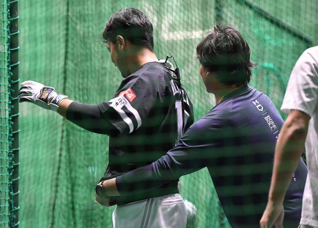 嶺井（左）の眼球運動検査を終え、器具を取り外すスタッフ（撮影・岩下翔太）