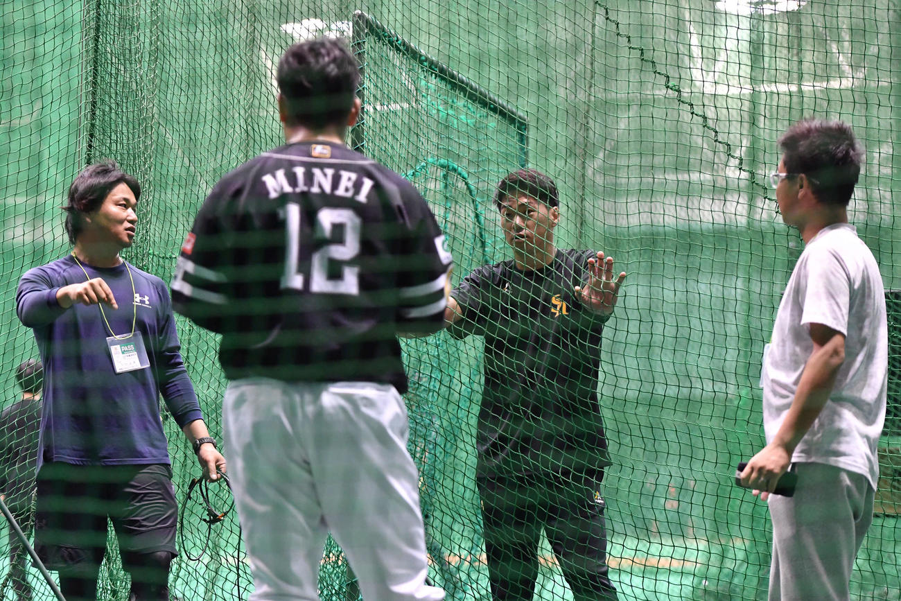 嶺井（手前）の眼球運動検査を終え、スタッフと話し合う長谷川R＆D担当（中央）（撮影・岩下翔太）