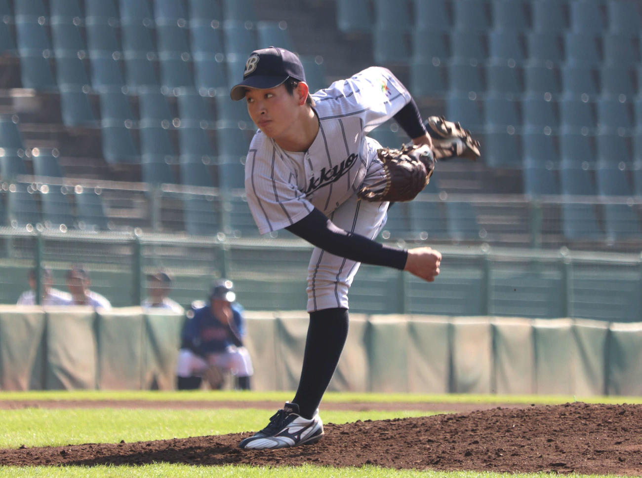 関西選手権　和歌山大対佛教大　先発した、佛教大の中西孔太朗投手（1年＝乙訓）