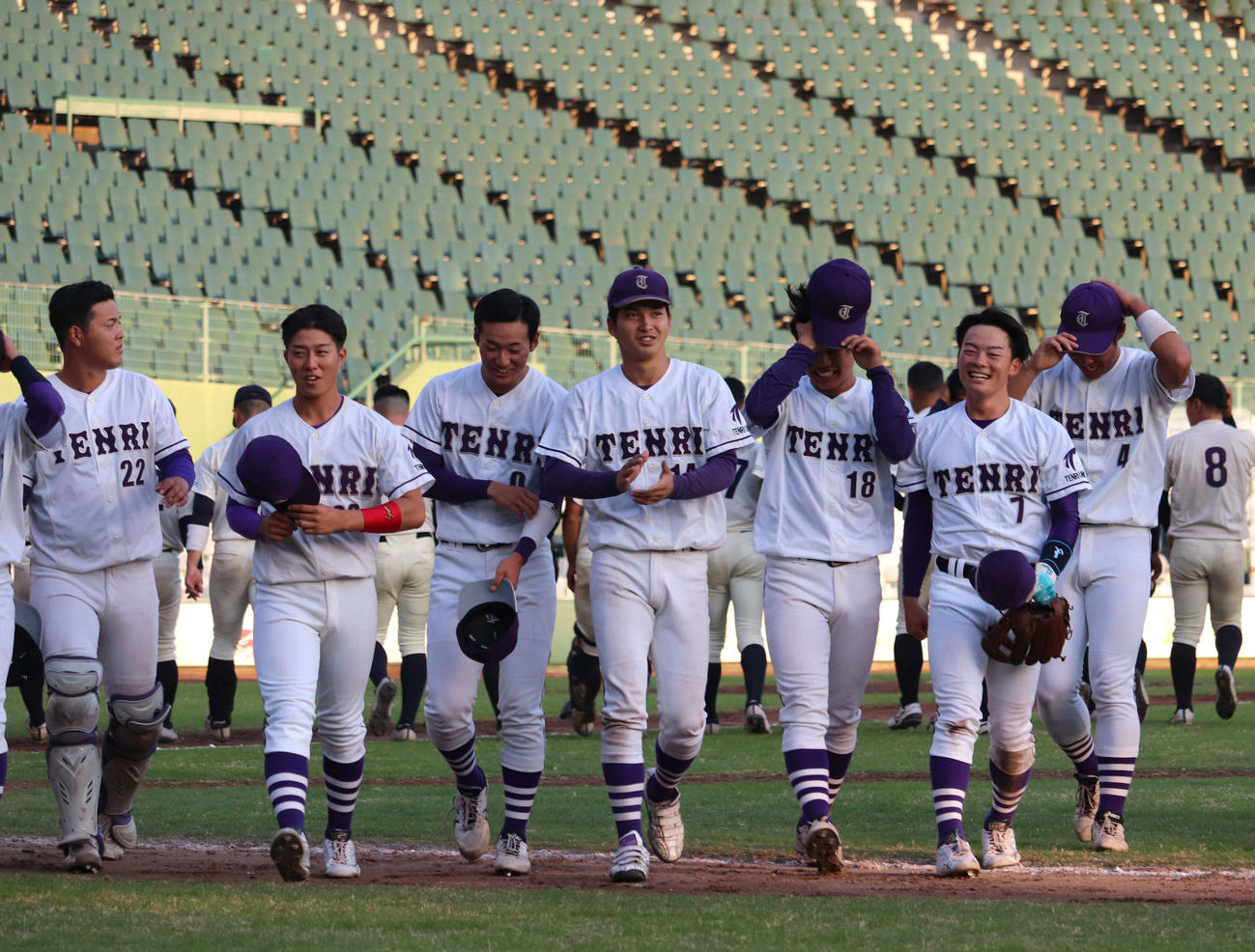 無失点リレーで第1代表決定戦に進出する天理大ナイン。中央は先発した藤居（撮影・中島麗）