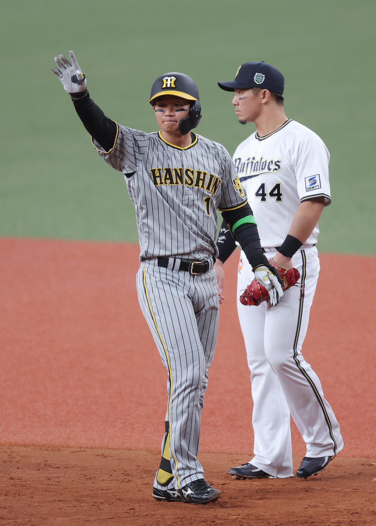 オリックス対阪神　4回表阪神1死、左前打を放った森下。右は一塁手頓宮（撮影・前田充）