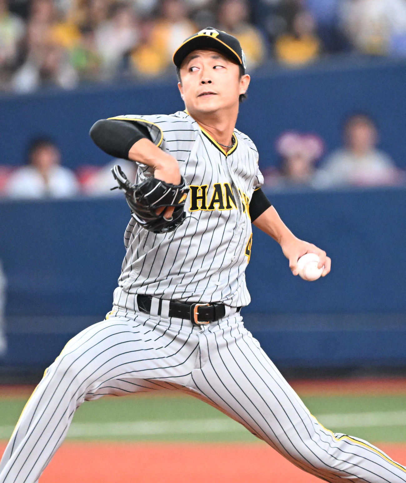 オリックス対阪神　5回裏オリックス2死一、二塁、登板する島本（撮影・和賀正仁）