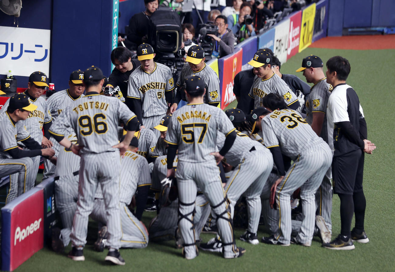 オリックス対阪神　試合前、円陣を組む阪神ナイン（撮影・前田充）