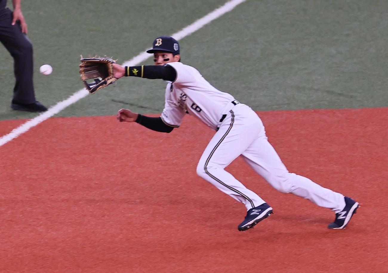 日本シリーズ第7戦　オリックス対阪神　1回表阪神2死二塁、宗は大山の打球を好捕する（撮影・上田博志）