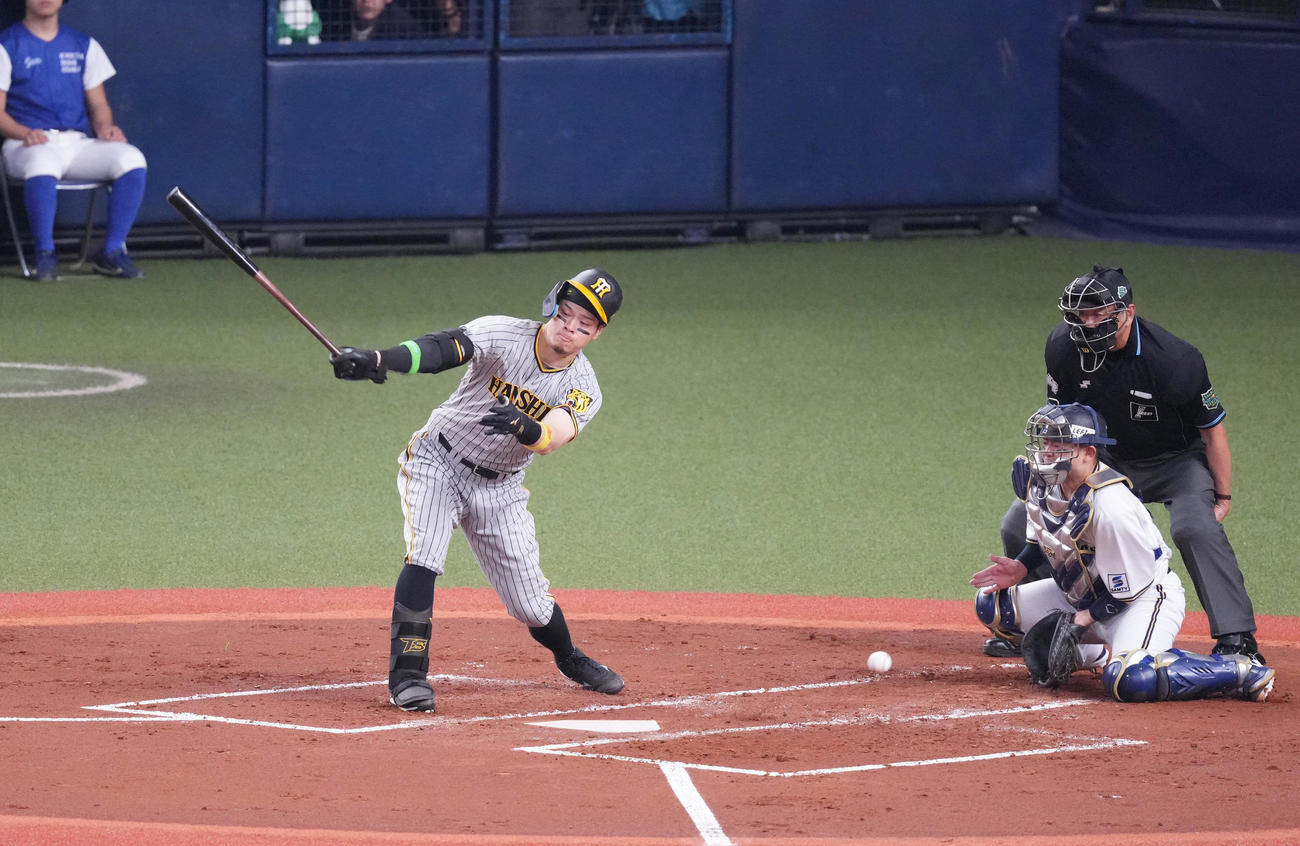 オリックス対阪神　2回表阪神2死、空振りの三振に倒れる佐藤輝（撮影・菅敏）