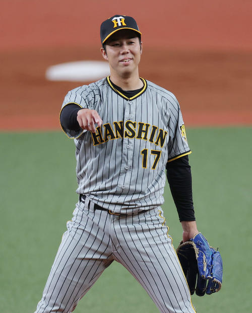 オリックス対阪神 3回裏オリックス2死一塁、宗に四球を与え、苦笑いする青柳(撮影・前田充)