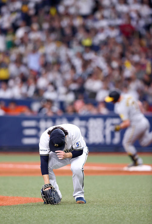 オリックス対阪神 4回表阪神1死一、二塁、宮城(手前)はノイジーに先制の左越え3点本塁打を被弾する(撮影・上山淳一)