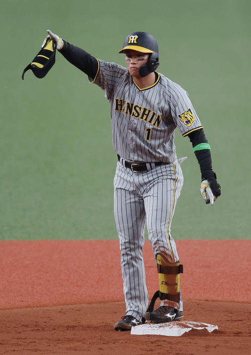オリックス対阪神 5回表阪神2死一、三塁、適時二塁打を放ち、ベンチを指さす森下(撮影・前田充)