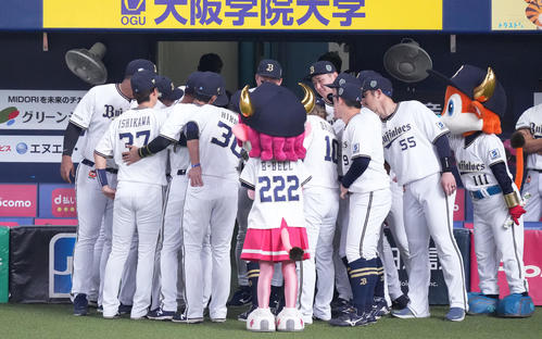 オリックス対阪神 試合前、円陣を組むオリックスナイン(撮影・菅敏)