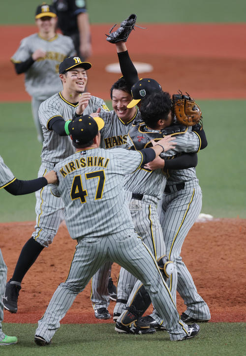 オリックス対阪神 オリックスを破り38年ぶりの日本一を達成し、歓喜する大山(中央)、佐藤輝(左)ら阪神ナイン(撮影・前田充)