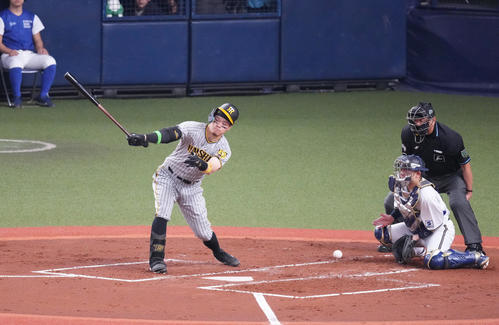 オリックス対阪神 2回表阪神2死、空振りの三振に倒れる佐藤輝(撮影・菅敏)