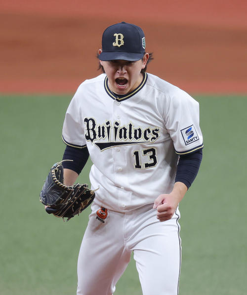 オリックス対阪神 2回表阪神2死、佐藤輝を空振り三振に仕留め、雄たけびを上げる宮城(撮影・前田充)