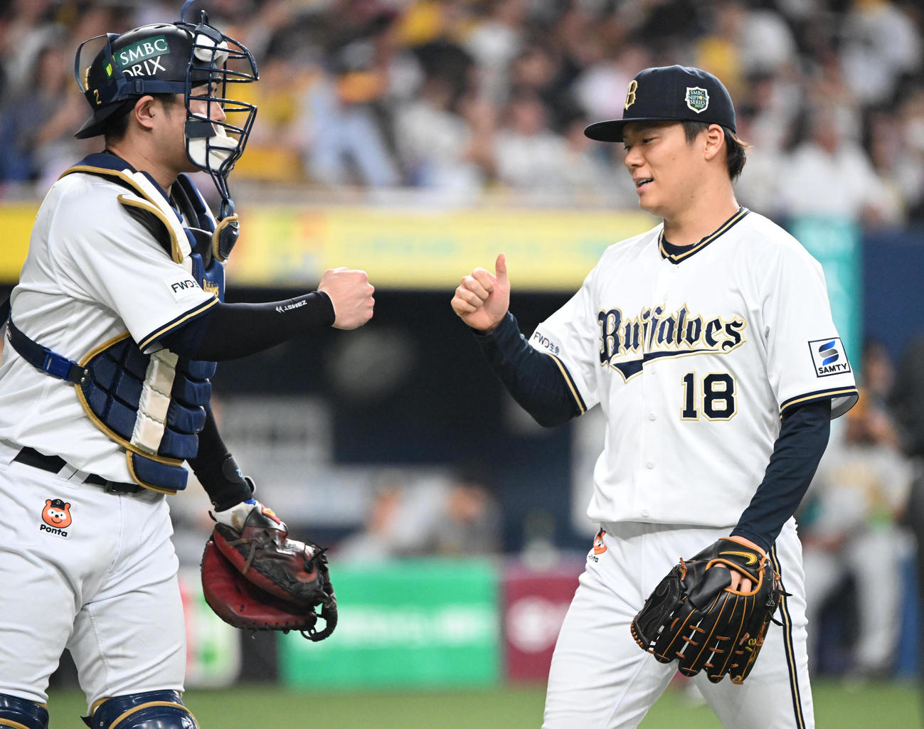 オリックス対阪神　初回を無失点とし捕手若月（左）とタッチするオリックス山本（撮影・和賀正仁）