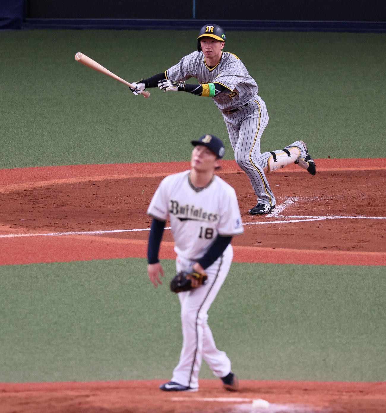 オリックス対阪神　5回表阪神2死一、二塁、近本は右中間へ2点適時三塁打を放つ。投手は山本（2023年10月28日撮影）