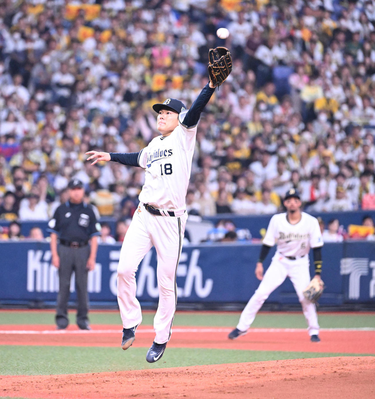 オリックス対阪神　4回表阪神1死、糸原の打球に山本はジャンプするもわずかに届かず内野安打となる（撮影・和賀正仁）