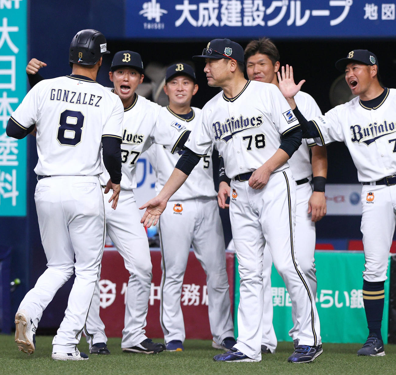 オリックス対阪神　7回裏終了後、中嶋監督（右から3人目）は3点二塁打を放った代打ゴンザレス（左）を出迎える（2023年10月29日撮影）