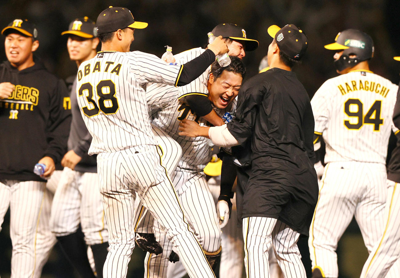 阪神対オリックス　9回裏阪神1死満塁、大山（中央）のサヨナラ左前適時打で勝利し、歓喜する阪神ナイン（2023年11月1日撮影）