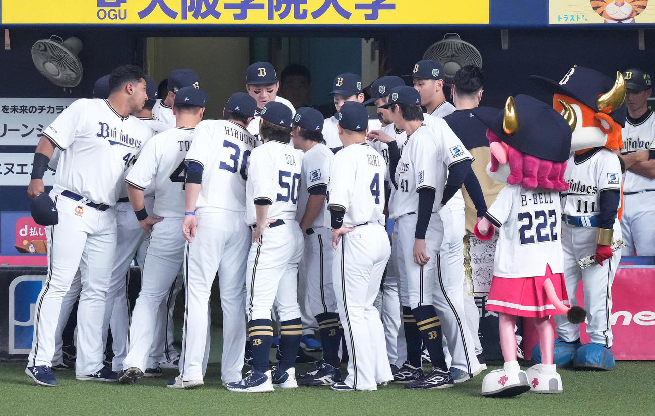 オリックス対阪神　試合前、円陣を組むオリックスナイン（撮影・菅敏）