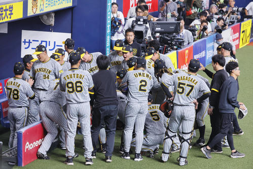 オリックス対阪神　円陣を組む阪神ナイン（撮影・藤尾明華）