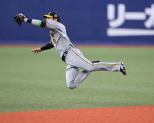 オリックス対阪神　1回裏オリックス2死一、三塁、木浪は頓宮の打球を好捕する（撮影・上田博志）
