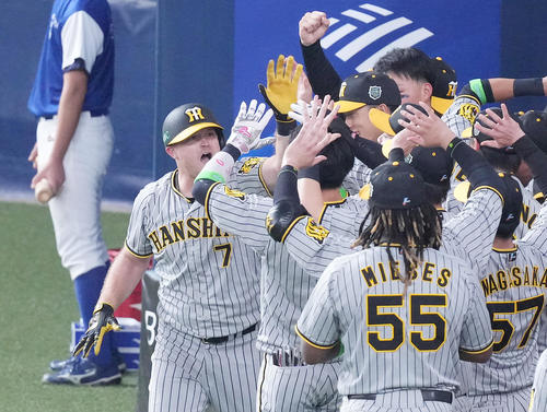 オリックス対阪神　2回表阪神1死、右越えの先制ソロ本塁打を放ち、ナインに迎えられるノイジー（左端）（撮影・菅敏）