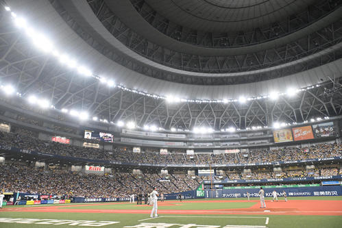 オリックス対阪神　2回裏オリックス無死一塁、二枚目の天井に入る二塁打を放つ杉本（撮影・和賀正仁）