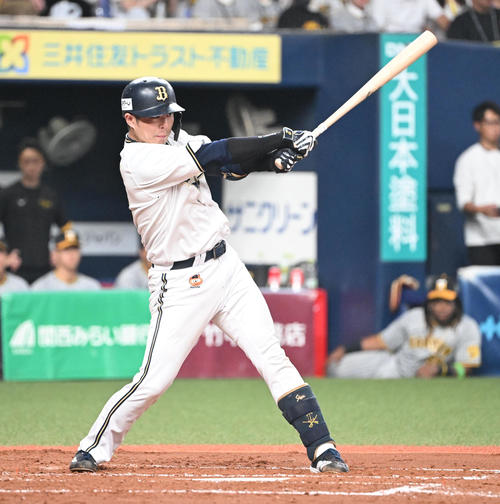 オリックス対阪神　2回裏オリックス1死一、三塁、右前に同点適時打を放つ若月（撮影・和賀正仁）