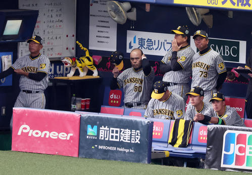 オリックス対阪神　5回表、ベンチで帽子を取る岡田監督（撮影・加藤哉）