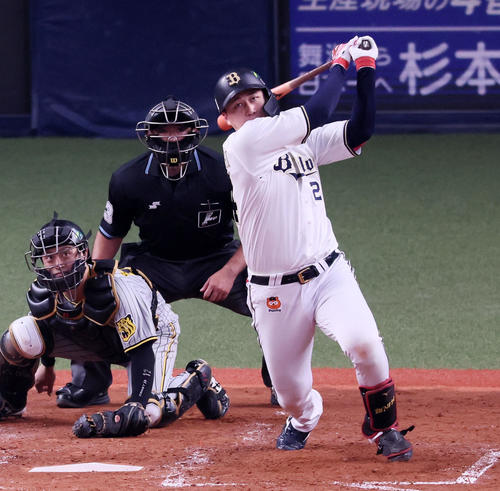 オリックス対阪神　5回裏1死二塁、紅林は左越え2点本塁打を放つ（撮影・加藤哉）