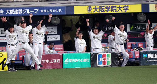 オリックス対阪神　5回裏オリックス1死二塁、紅林の左越え2点本塁打にベンチで笑顔を見せるナイン（撮影・加藤哉）