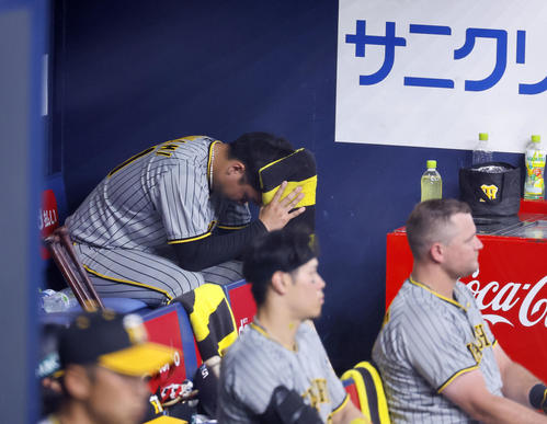 オリックス対阪神　5回4失点でベンチに戻り、悔しそうにする阪神村上（撮影・藤尾明華）