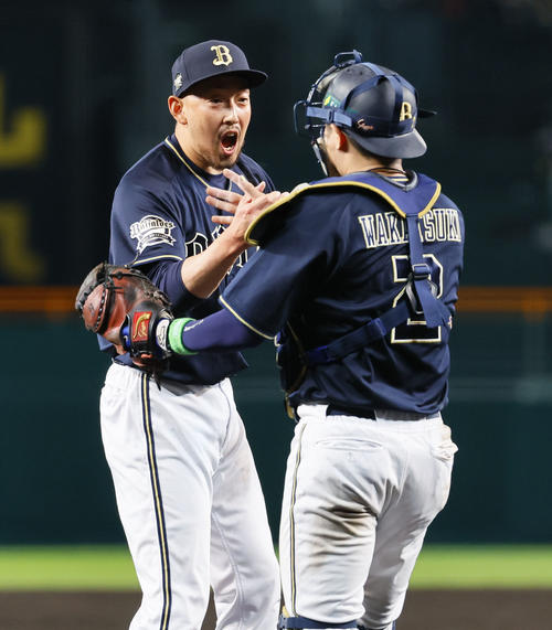 阪神対オリックス　9回を締め、若月健矢と握手を交わすオリックス平野佳（2023年10月31日撮影）