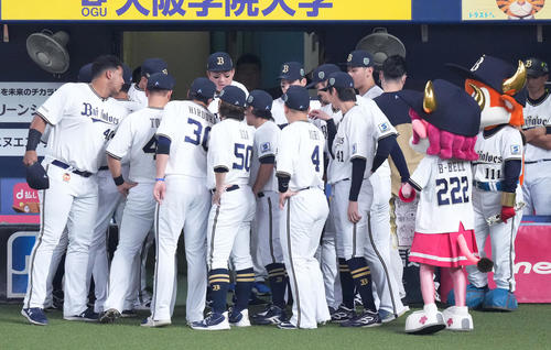 オリックス対阪神　試合前、円陣を組むオリックスナイン（撮影・菅敏）