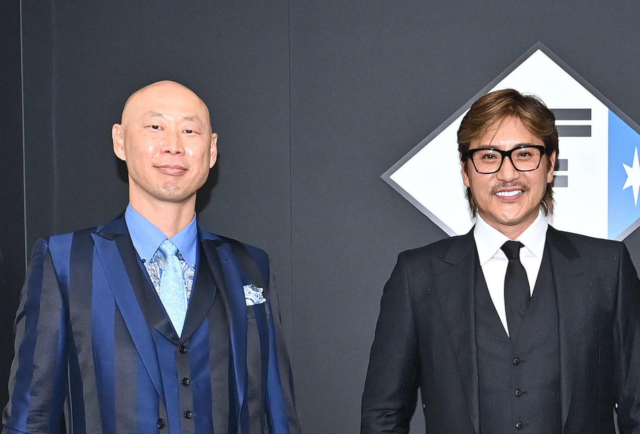 日本ハム森本稀哲コーチ（左）と新庄剛志監督（2022年11月1日撮影）