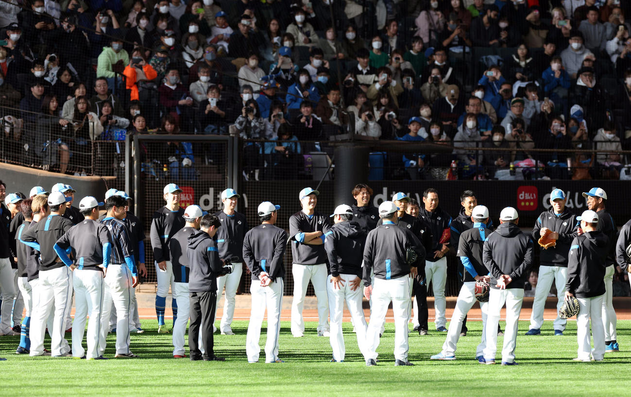 試合前、侍ジャパン合流のためあいさつをする日本ハム万波（右）（撮影・佐藤翔太）