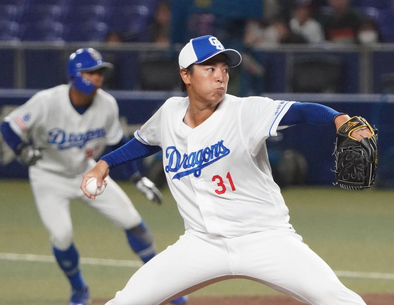 シート打撃練習に登板する仲地（右）（撮影・森本幸一）