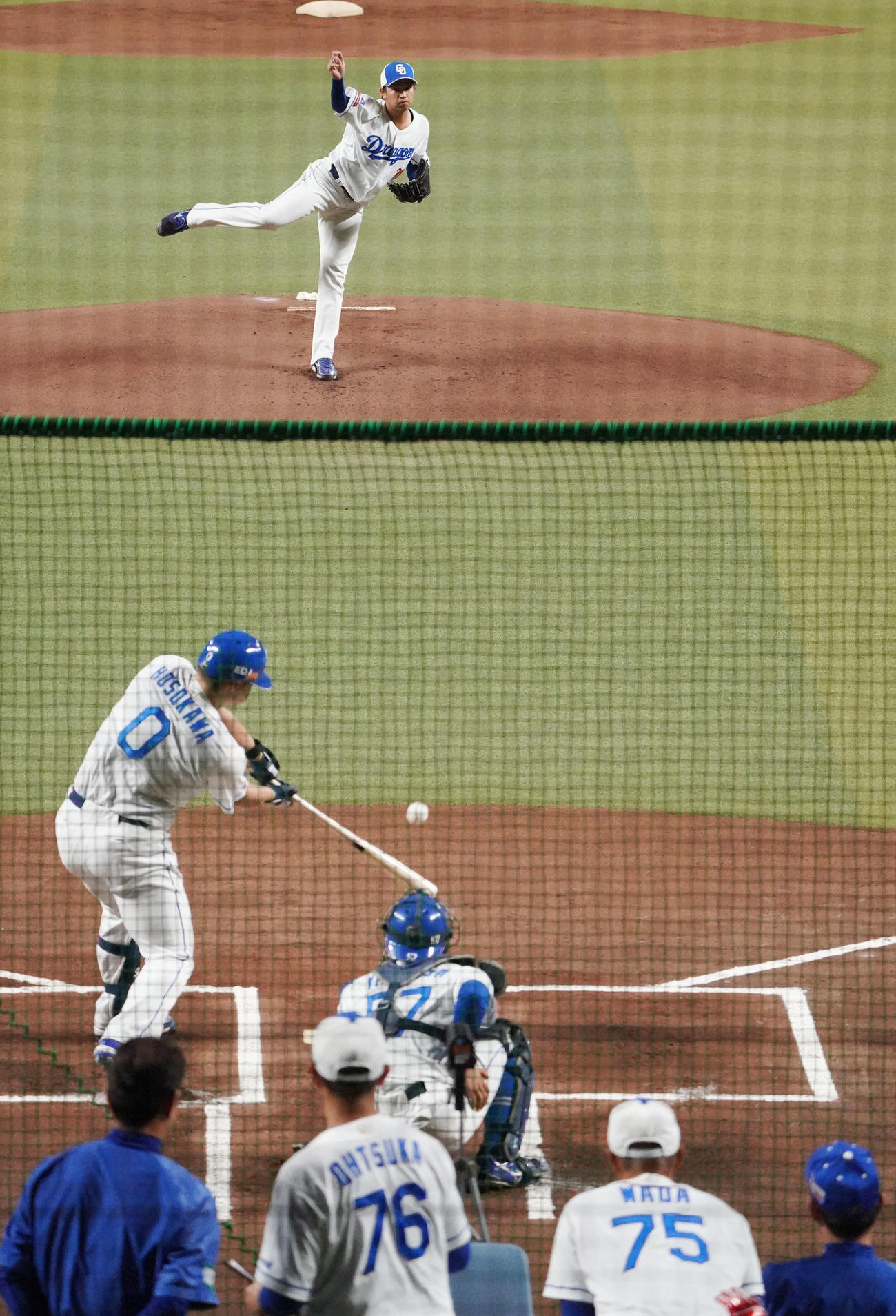 シート打撃練習に登板する仲地（撮影・森本幸一）