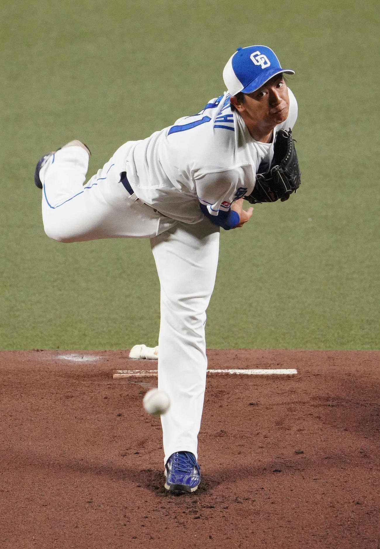 シート打撃練習に登板する仲地（撮影・森本幸一）