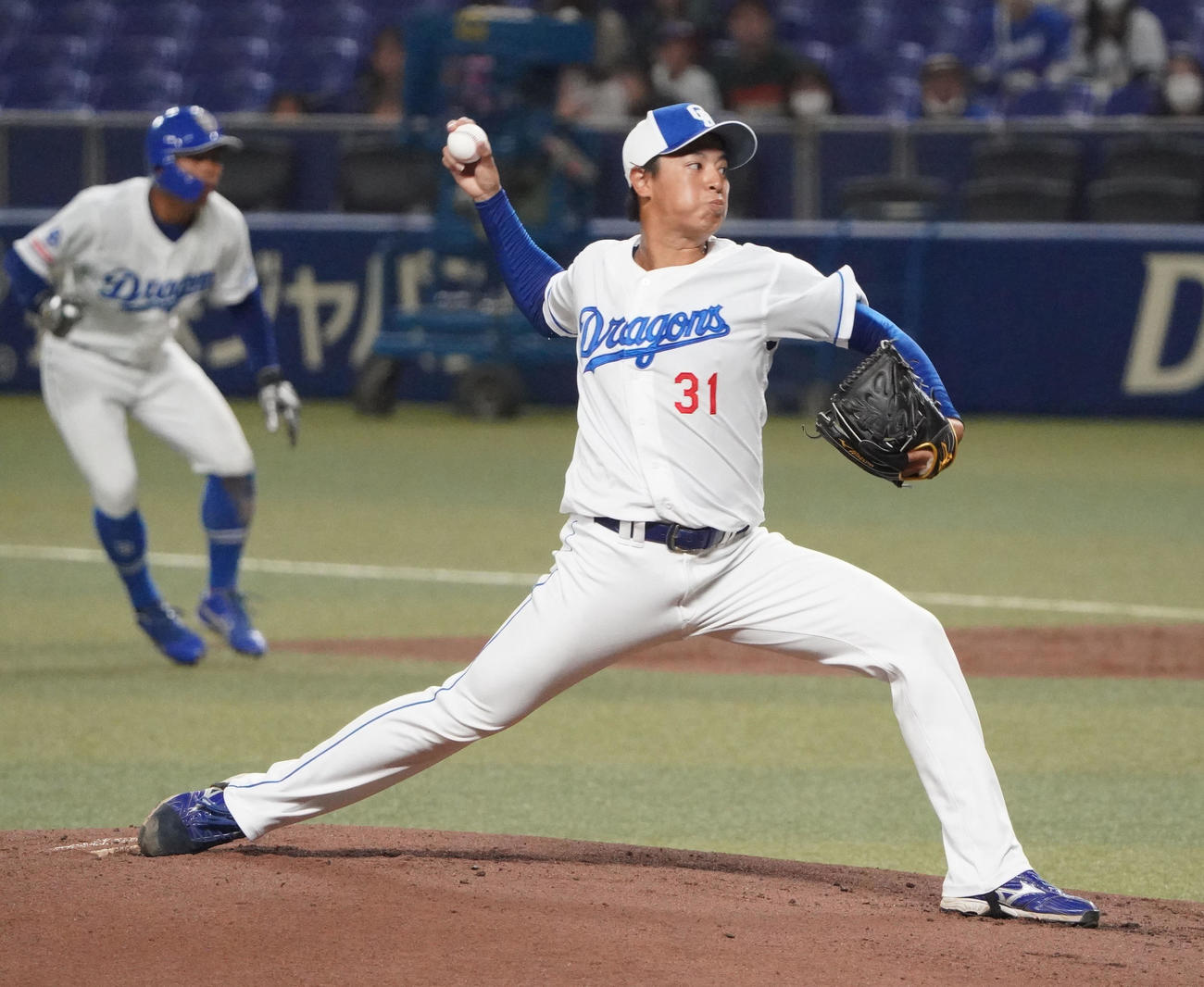 シート打撃練習に登板する仲地（右）（撮影・森本幸一）