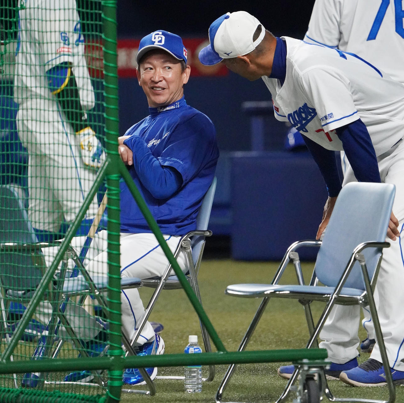 シート打撃練習を見ながら和田打撃コーチと言葉を交わす立浪監督（左）（撮影・森本幸一）