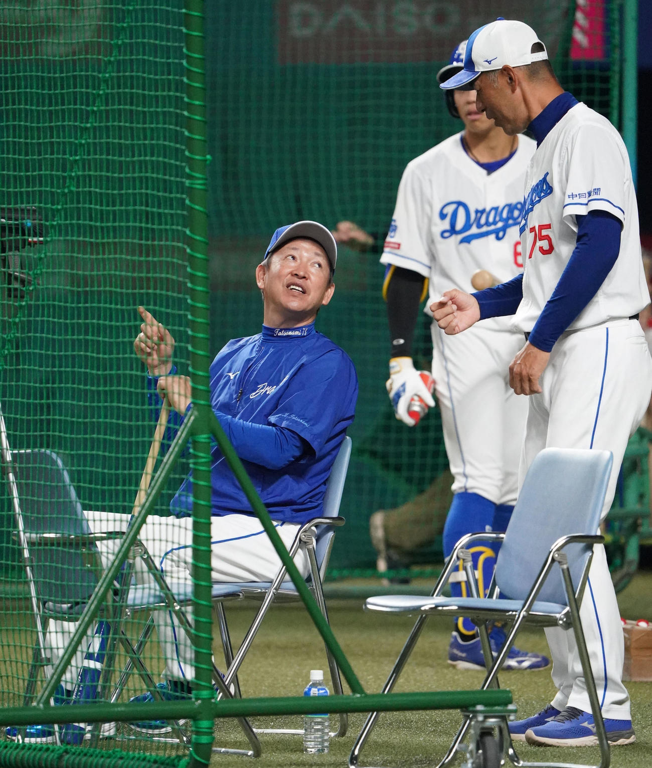 シート打撃練習を見ながら和田打撃コーチと言葉を交わす立浪監督（左）（撮影・森本幸一）