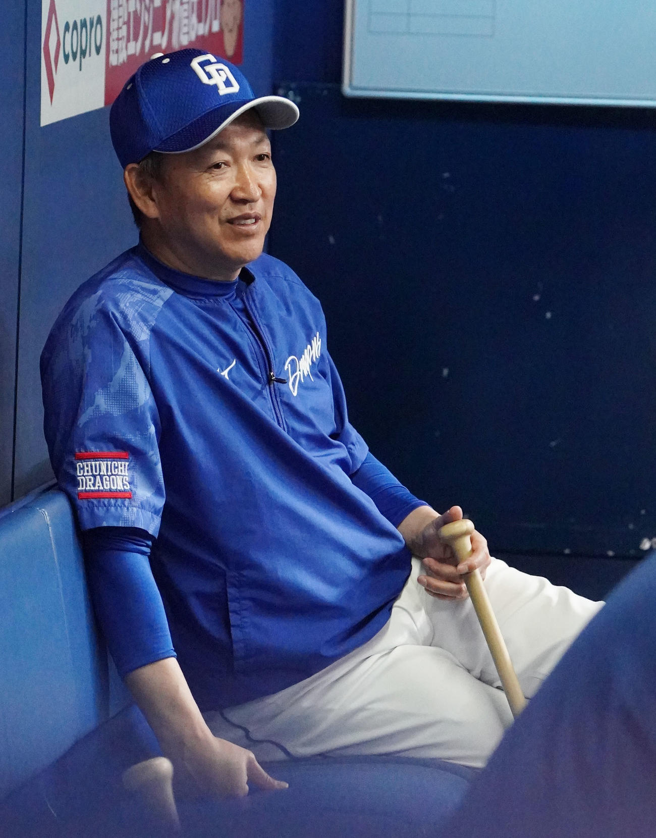 シート打撃練習を見る立浪監督（撮影・森本幸一）