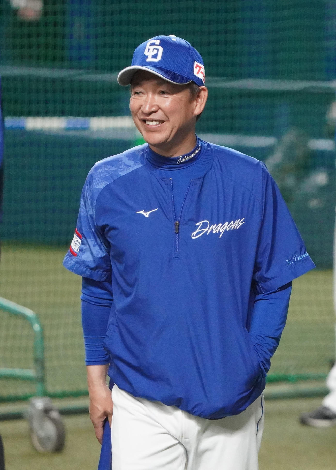 明るい表情で練習を見る立浪監督（撮影・森本幸一）