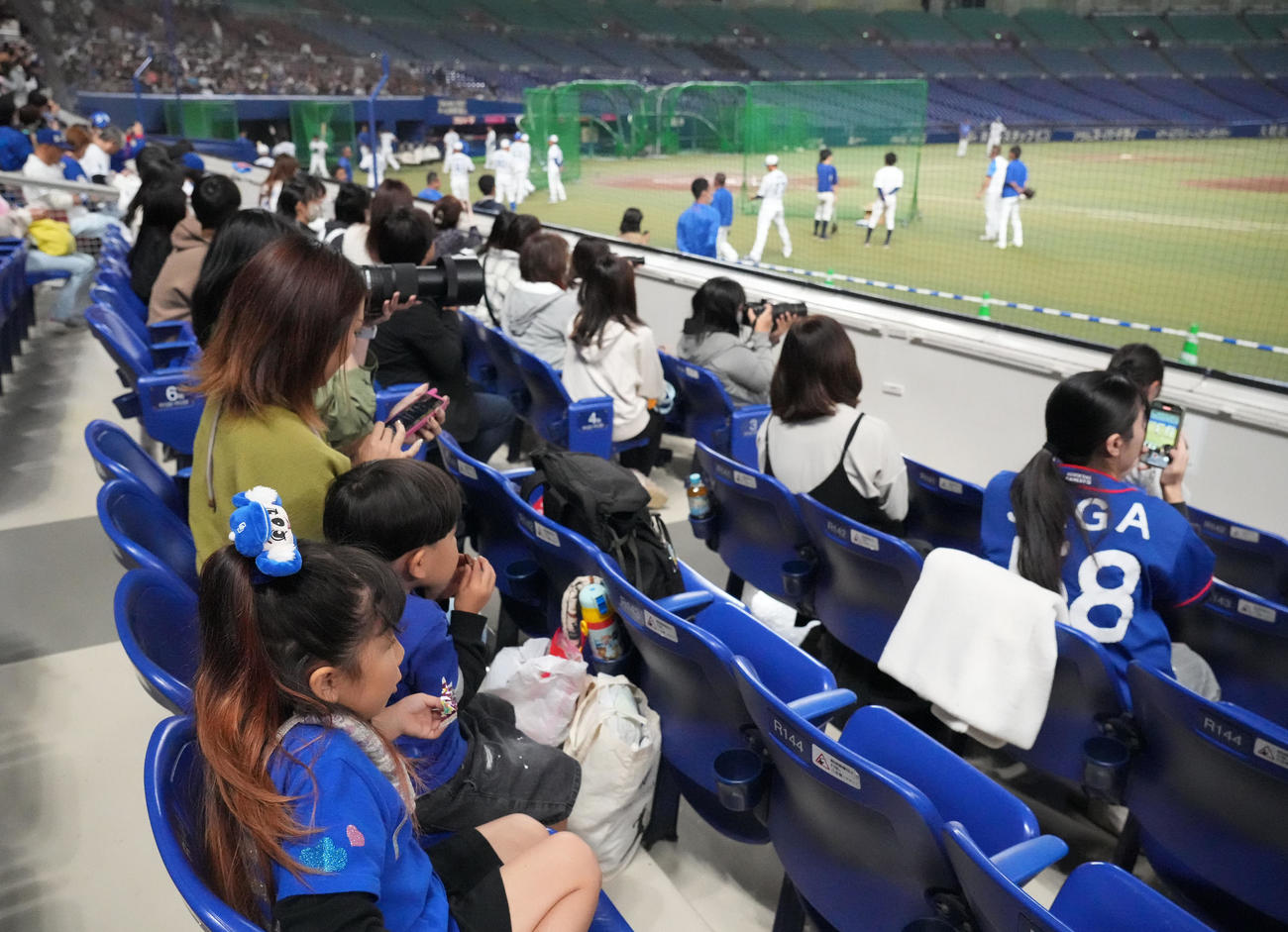 今日の練習は無料公開されスタンドで練習を見つめるファン（撮影・森本幸一）