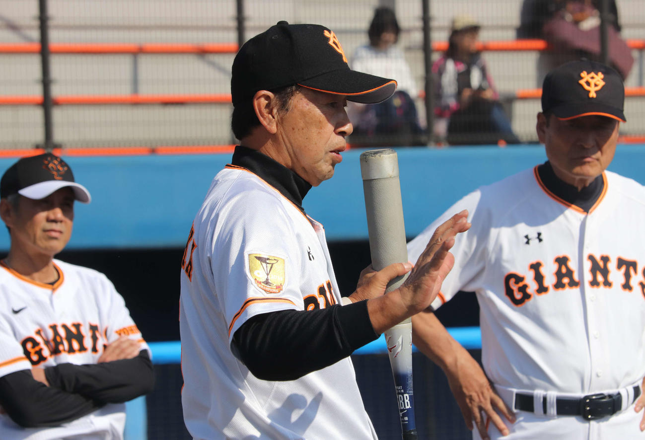 長嶋茂雄少年野球教室で野球少年に指導する巨人OBの篠塚氏（撮影・小早川宗一郎）