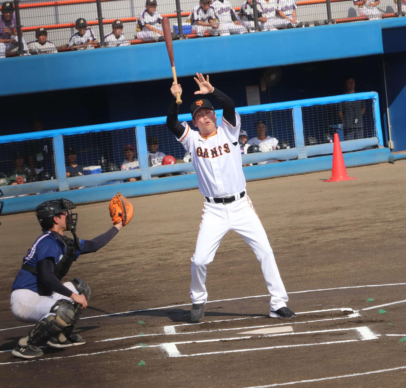 長嶋茂雄少年野球教室のエキシビジョンマッチで打席に立ち、内角のボールを避ける巨人OBの元木氏（撮影・小早川宗一郎）