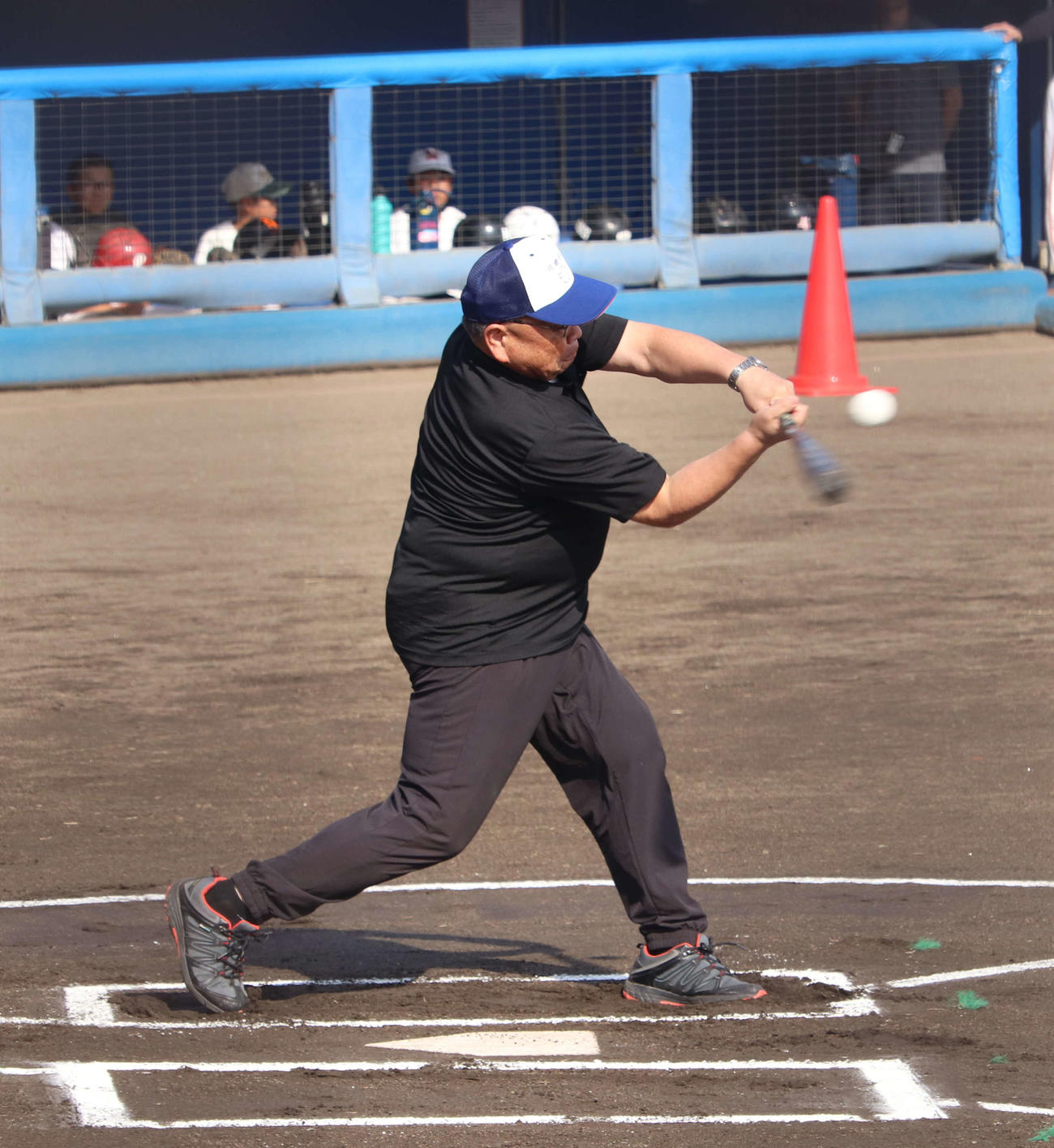 長嶋茂雄少年野球教室のエキシビジョンマッチで打席に立った西田佐倉市長（撮影・小早川宗一郎）