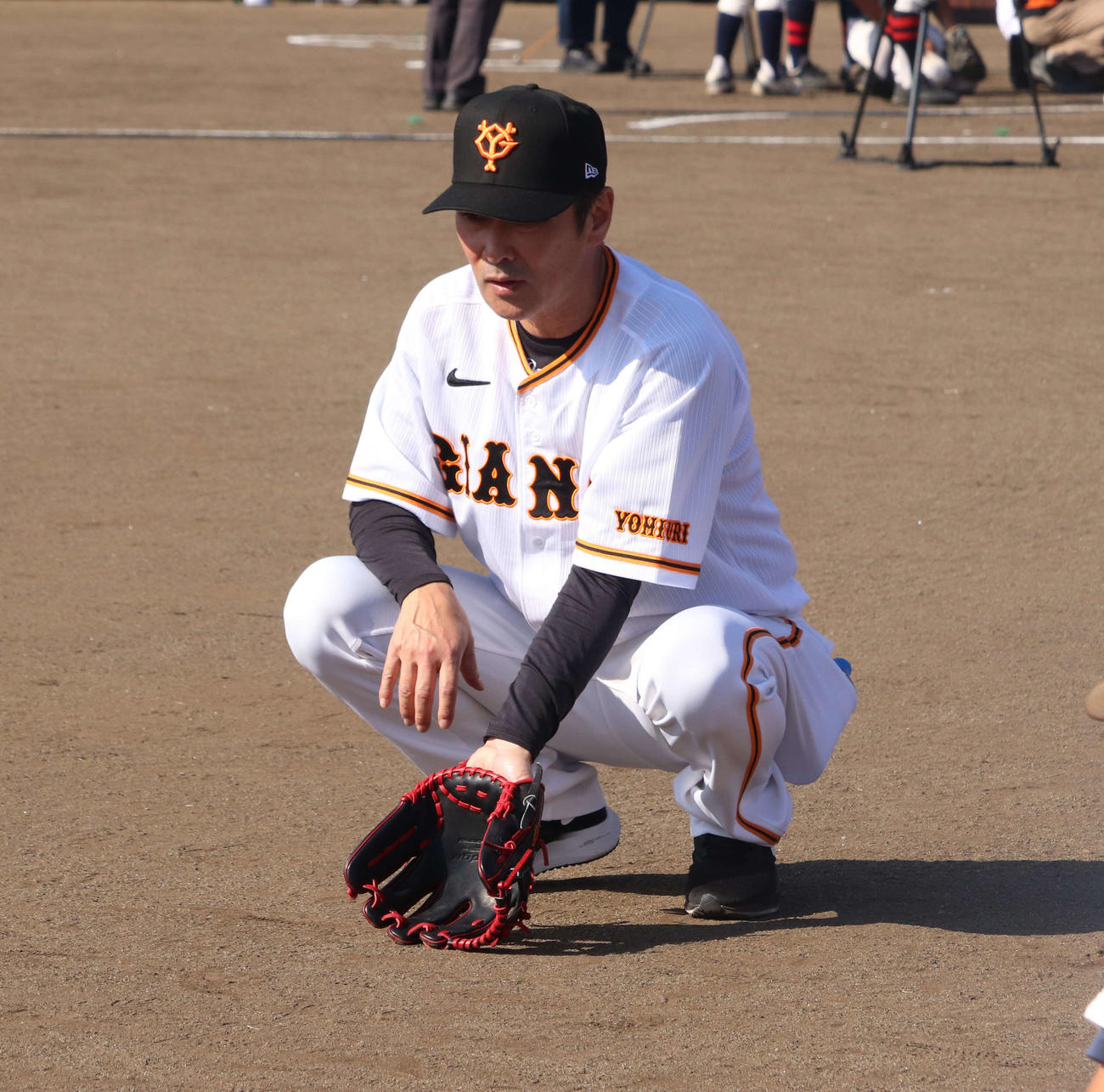 長嶋茂雄少年野球教室で野球少年に指導する巨人OBの元木氏（撮影・小早川宗一郎）