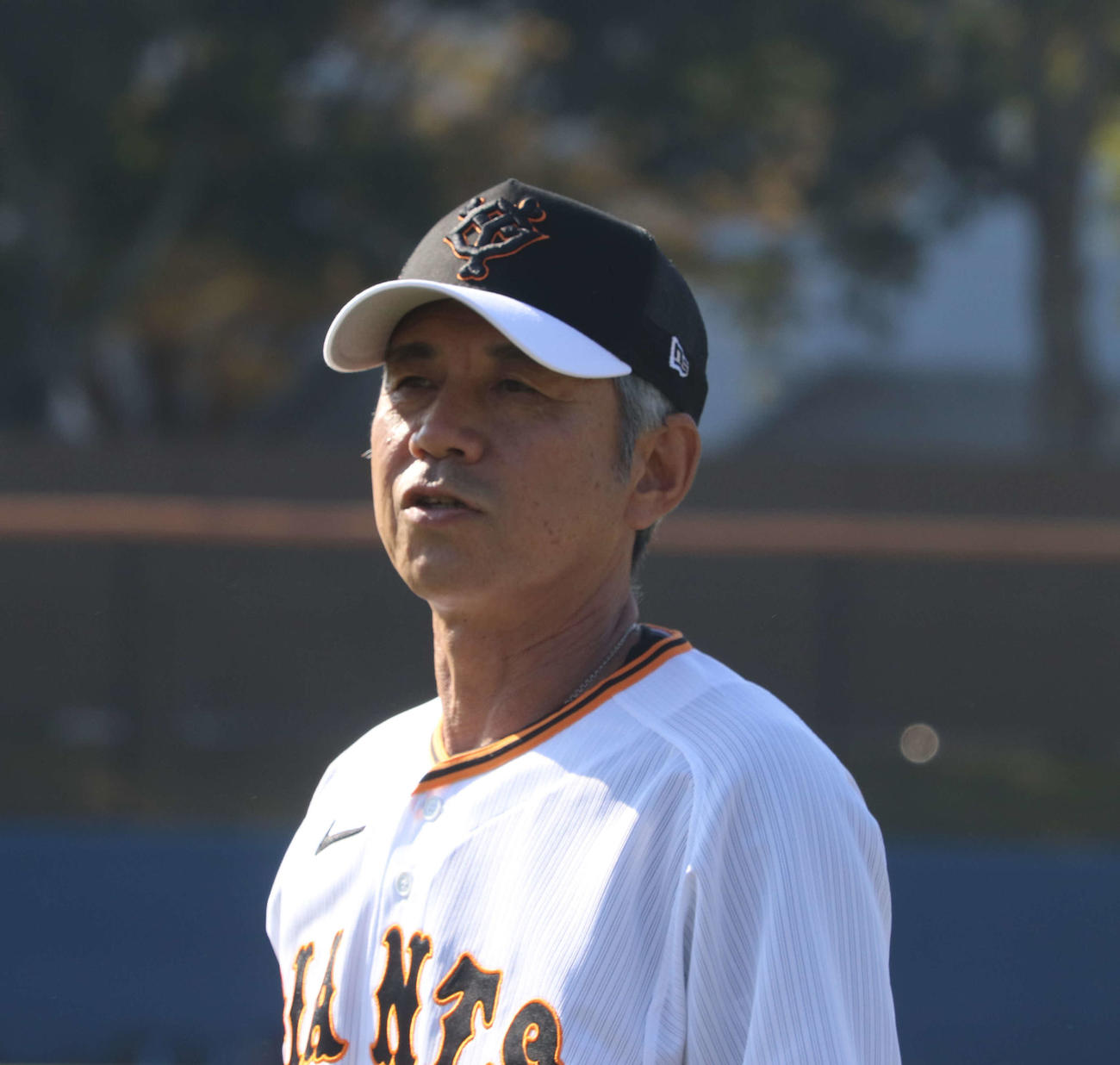 長嶋茂雄少年野球教室で野球少年に指導する巨人OBの緒方氏（撮影・小早川宗一郎）