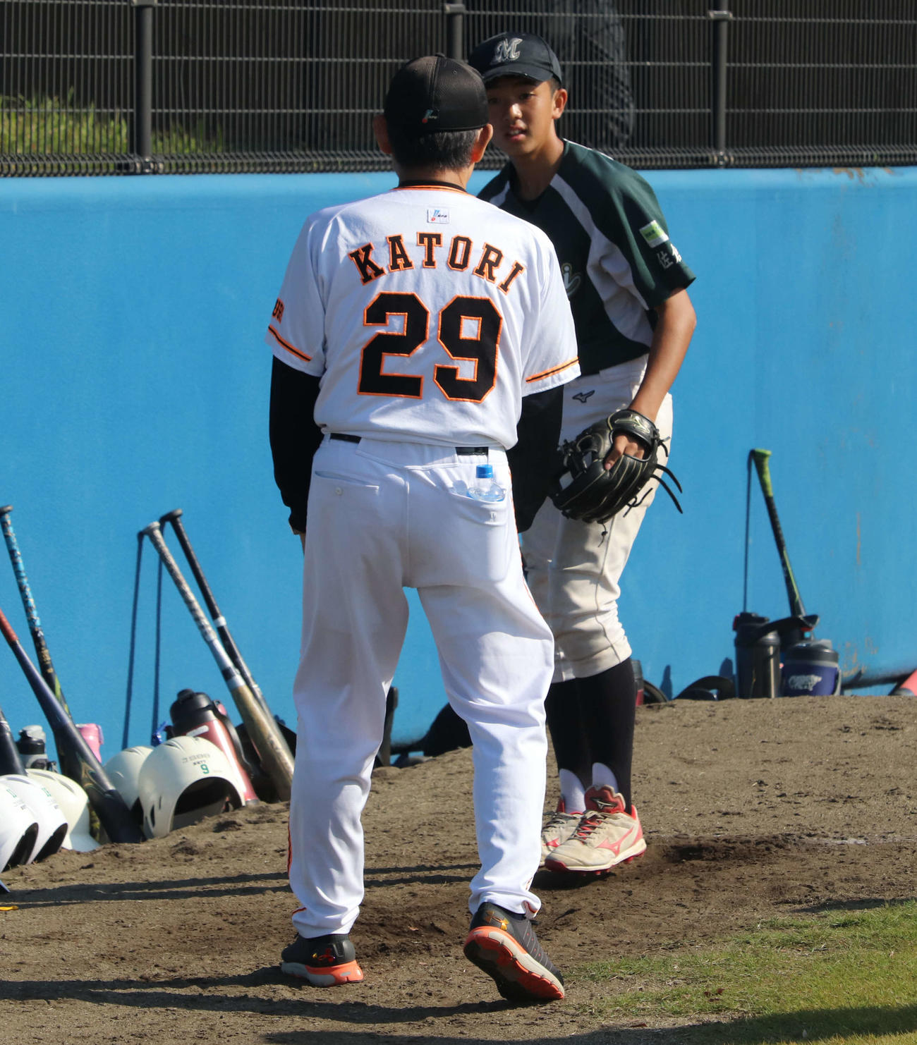 長嶋茂雄少年野球教室で野球少年に指導する巨人OBの鹿取氏（撮影・小早川宗一郎）